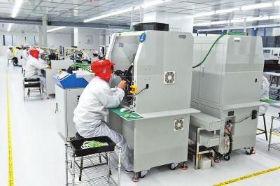 许昌育辰飞光电科技,工作人员在组装半导体激光器件。(牛书培 摄)